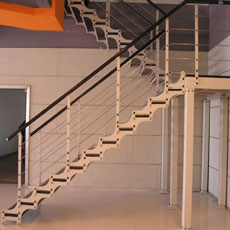 中一层楼(层高6米)楼梯是四跑楼梯,怎么设置
