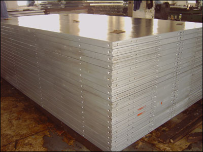 供应设计制造各种规格的热压板_临沂王力热压板厂