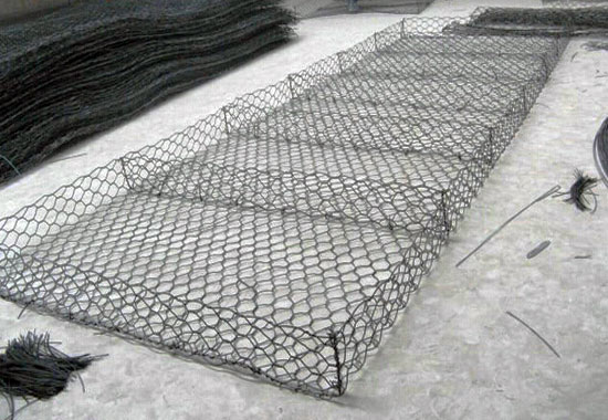 供应双隔板雷诺护垫 pvc覆塑格宾网垫 落石防护石笼网