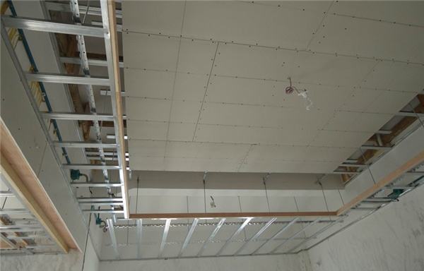 安装板块时,要记得第七步,安装装饰石膏板全面检查校正安装好的吊顶